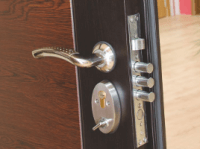 Заключваща система на входна врата с брава