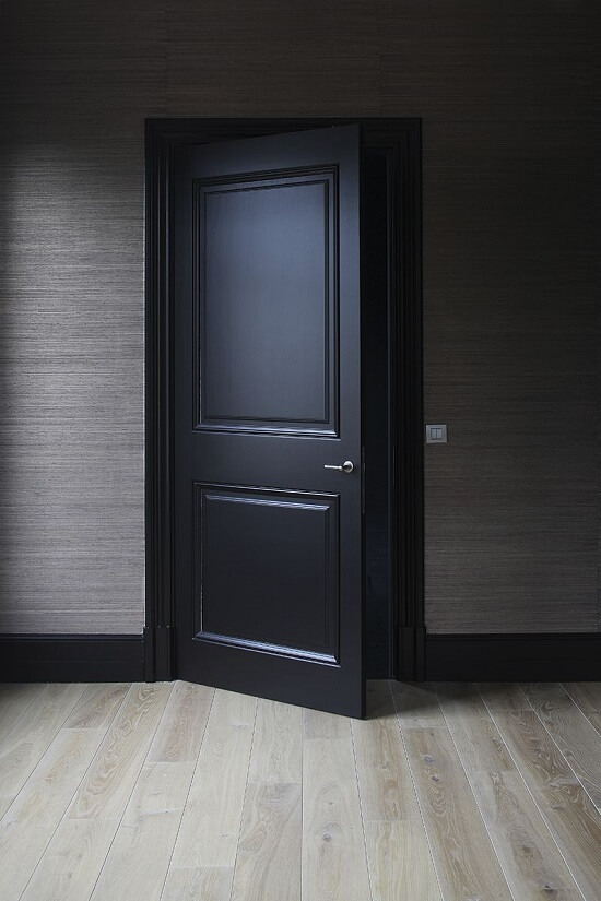 Интериорна врата в тъмен цвят